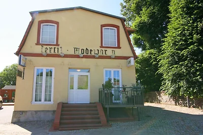 Einladende Ferienwohnung in Wiek mit Garten