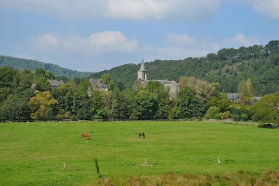 Gemütliches Ferienhaus mit Ofen in grüner...
