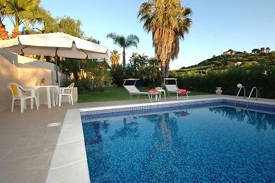 Holiday home with private pool, only 500m fro...
