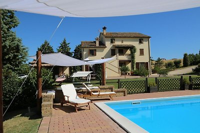 Spaziosa country house con piscina