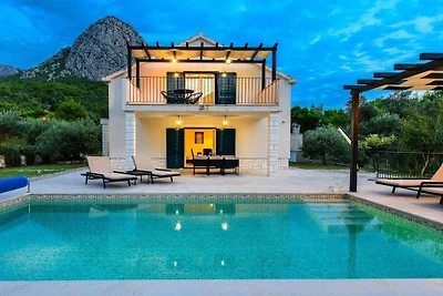 Blue Stone mit Pool und Garten