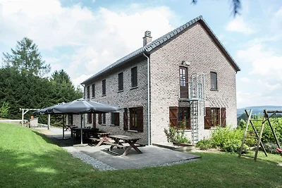 Freistehende Villa mit Fitnessraum und Sauna