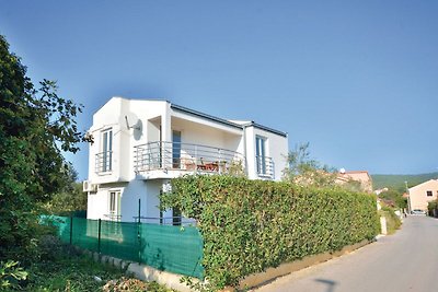 Geräumiges Ferienhaus in Bibinje mit Garten