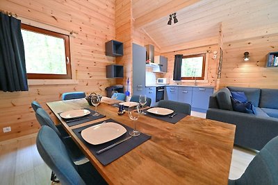 Modernes Holzchalet mit Ofen, im Wald gelegen