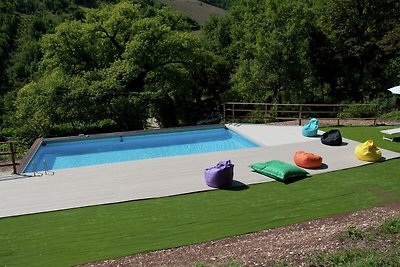 Geräumige Villa in Fabriano mit Swimmingpool