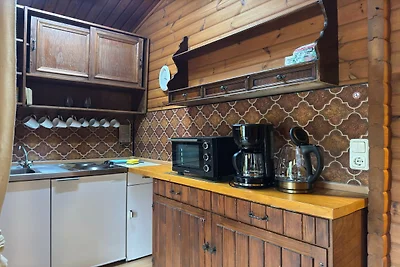 Baita in legno in mezzo alla natura