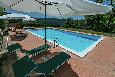 Spazioso agriturismo con piscina a Ficulle