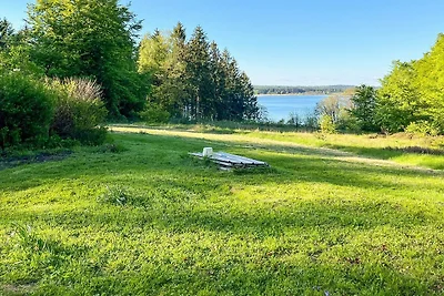 Vakantiehuis aan het meer met bos
