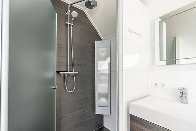 Charmante Villa am Wasser mit Sonnendusche