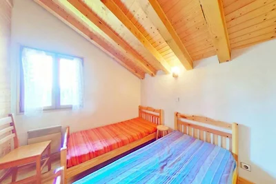 Chalet im Wald in der Nähe der Skipisten