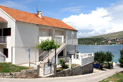 Wohnung in Grebatica mit Meeresstrand