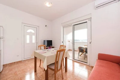 Appartement in Rogoznica, aan het strand