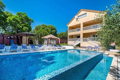 Villa mit Infinity-Pool in Kakma