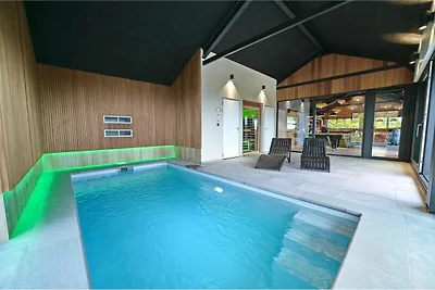 Luxuriöses Ferienhaus mit Innenpool