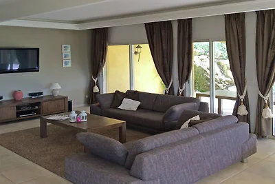 Opulenta villa a Le muy con piscina