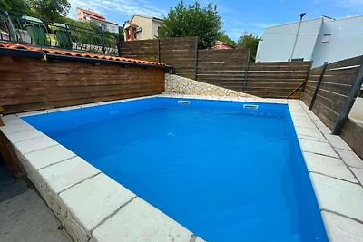 Apartment with swimming pool and sea view