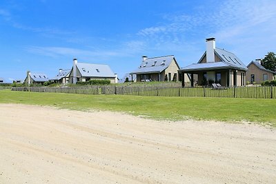 Moderne lodge aan het water in een nationaal...