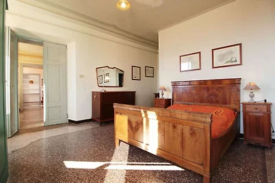 Ruim appartement in Venetiaanse villa met...
