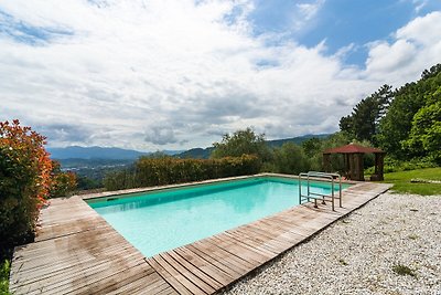 Idyllisches Ferienhaus in Pescia mit Pool