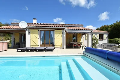Villa mit beheiztem Pool und Whirlpool