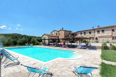 Traditioneller Bauernhof in Asciano mit Pool