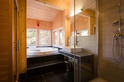 Einladendes Chalet mit Whirlpool im Freien