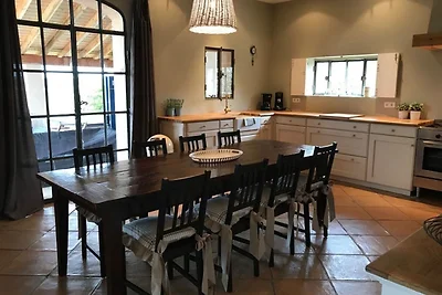 Üppiges Ferienhaus mit privatem Pool