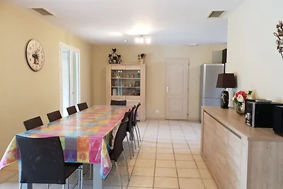 Villa mit Garten und überdachter Terrasse