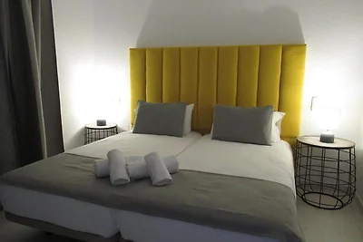 Villa con piscina e accesso privato alla...