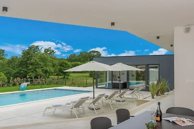 Villa in Tinjan mit Schwimmbecken