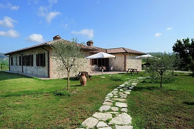 Bella casa colonica a Passignano con piscina