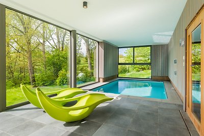 Modernes Ferienhaus mit Innenpool in...