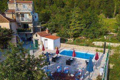 Gorgeous Villa in Tučepi with Private Swimmin...