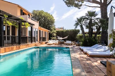 Villa in La Roquette mit Meerblick und Pool