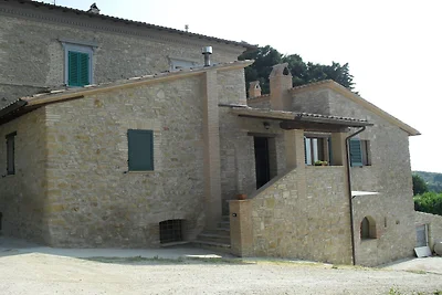 Geräumiger Bauernhof in Gualdo Cattaneo mit...
