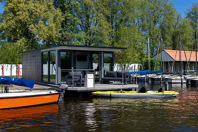 Schönes Hausboot im Yachthafen