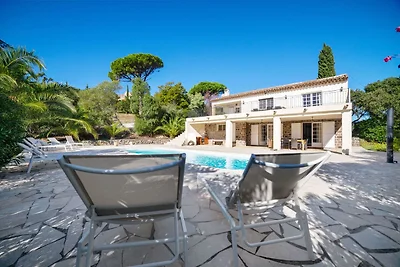 Moderne Villa mit Swimmingpool in...