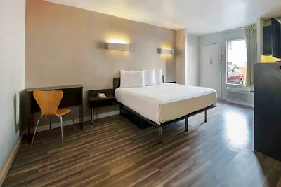 Cozy ADA King Bed|Pool|Free parking