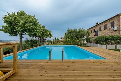 Casa moderna con piscina vista colline