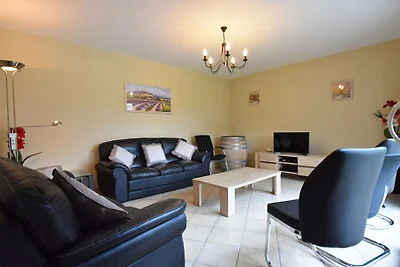 Villa mit Garten und überdachter Terrasse