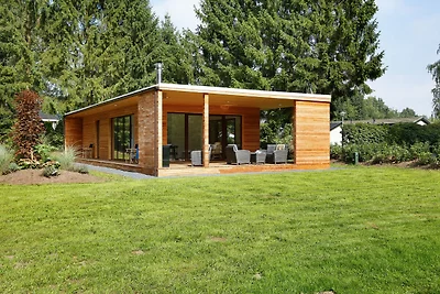Moderne Hütte mit Holzofen in der Nähe von...