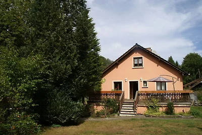 Ferienhaus mit Garten in der Nähe eines Sees