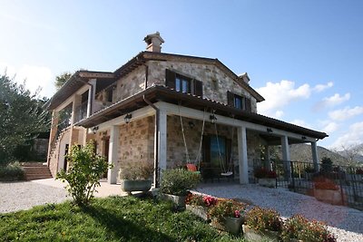 Zeitlose Villa in Cagli mit Garten