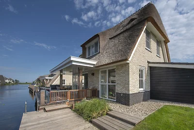 Chic Villa mit einem Kamin in Tjekemeer