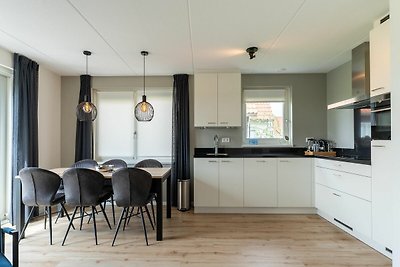 Modernes, freistehendes Ferienhaus in Scherpe...