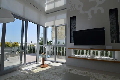 Moderne Villa mit privatem Pool