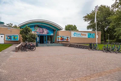 Zeitgenössisches Lakeside Chalet für 4...