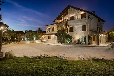 Villa met verwarmd zwembad in de buurt van...