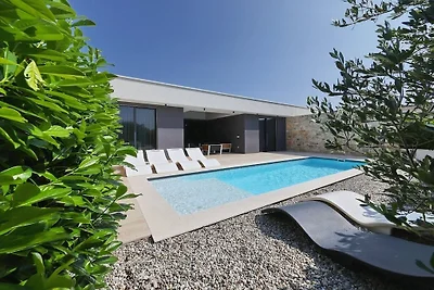 Villa in Kraj, Tkon mit Schwimmbecken