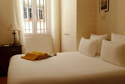 A/C Apt 2BR/4P – 2 Min.